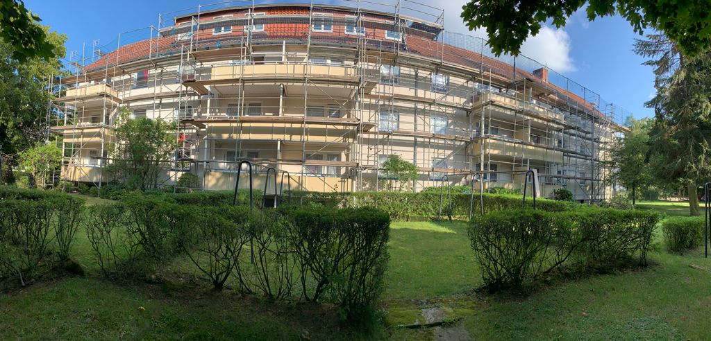 Profis Gerüstbau Hannover | Profis für Ihre Bauprojekte | Dachdeckerservice | Die Profis Gerüstbau Hannover übernimmt Dachdeckerarbeiten in Hannover und Umgebung. Wir haben ausgebildete Profis für Sie im Einsatz. Das Dachdeckerhandwerk hat in Deutschland eine lange Tradition. Schon im 15. Jahrhundert erlangte es einen hohen Stellenwert als eigenständiges Handwerk. Heute ist der Dachdecker ein anerkannter, vollwertiger Ausbildungsberuf.